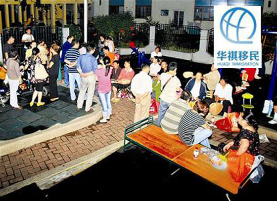 香港的名校幼兒園門前，數百家長通宵排隊，等給孩子報名