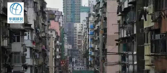 香港低矮的樓層，與表面上光鮮亮麗的香港國際大都市形象，很有出入