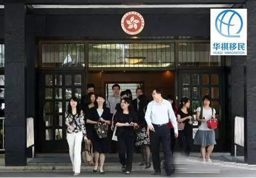 香港公務員下班場景，個個，眉開眼笑