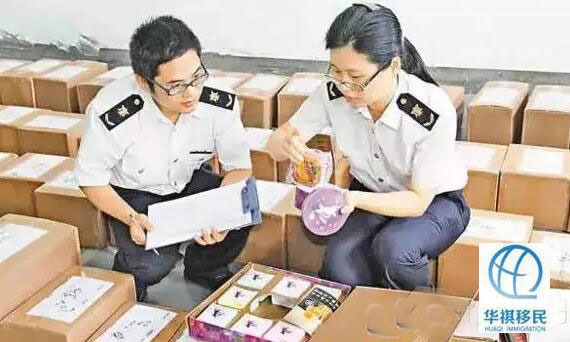 中國海關正在對入境的月餅進行檢查