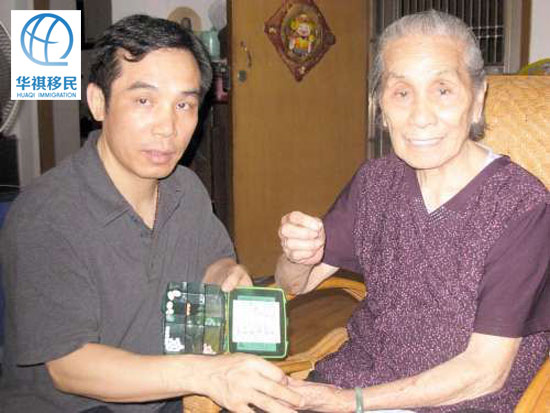 老人領取'生果金'補貼